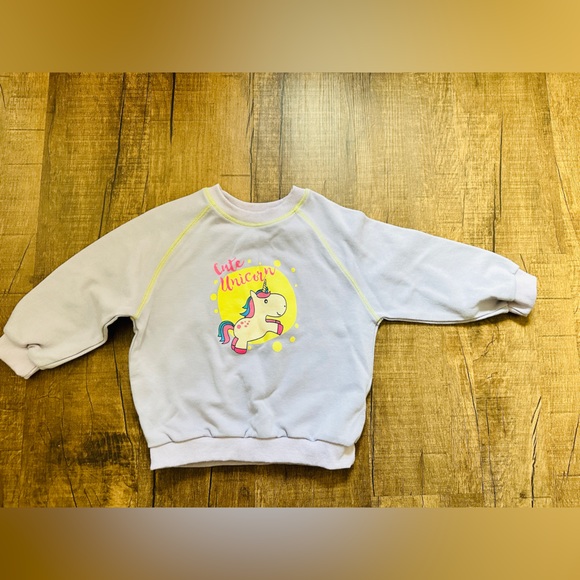 The girl's purple sweatshirt is 5 years old - Picture 2 of 3